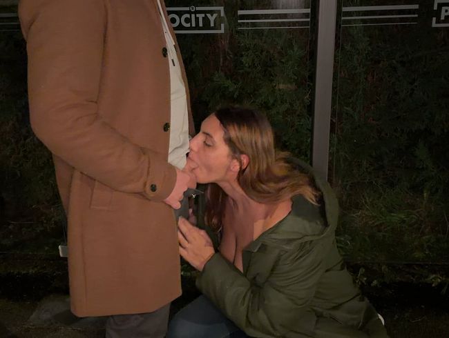 Soll ich dir hier einen BLASEN? PUBLIK! BLASEN direkt an der BUS­HALTESTELLE! WTF – alle schauen zu!