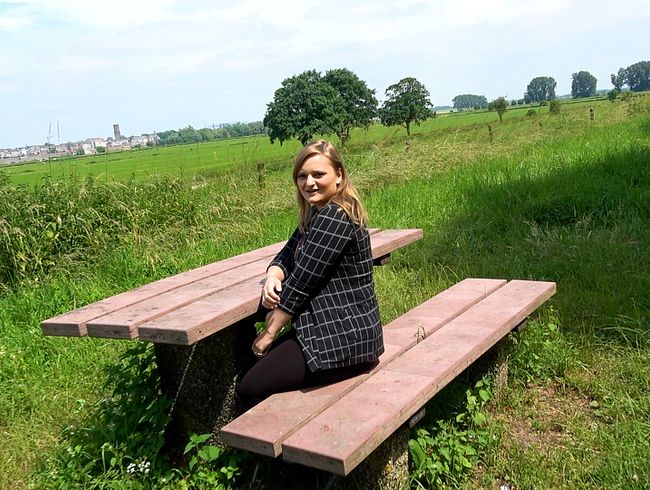 NAIV UND UNSCHULDIG POV-BLOWJOB OUTDOOR - Süße Lina muss Sperma schlucken