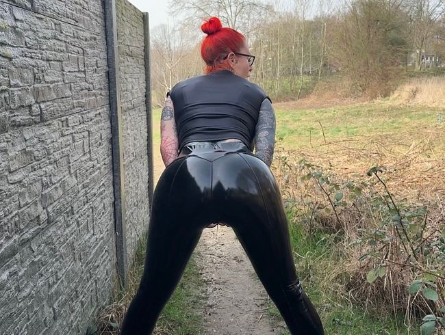 Latex publik PISS FOTZE...laufen lassen neben Nachbarsgarten