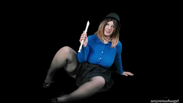 Flötistin zeigt haarige Fotze