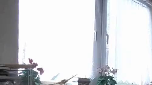 Hüpfen mit Ohrenschutz und 2 Bällen