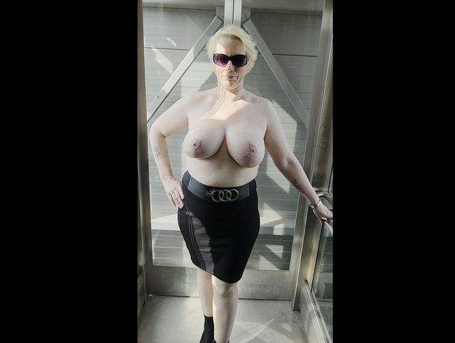 Topless im Fahrstuhl