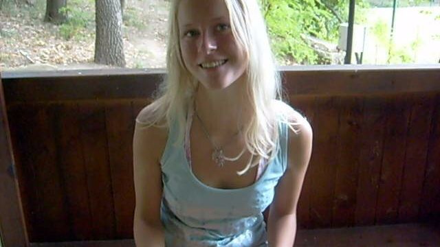 Teeny masturbiert in Grillhütte