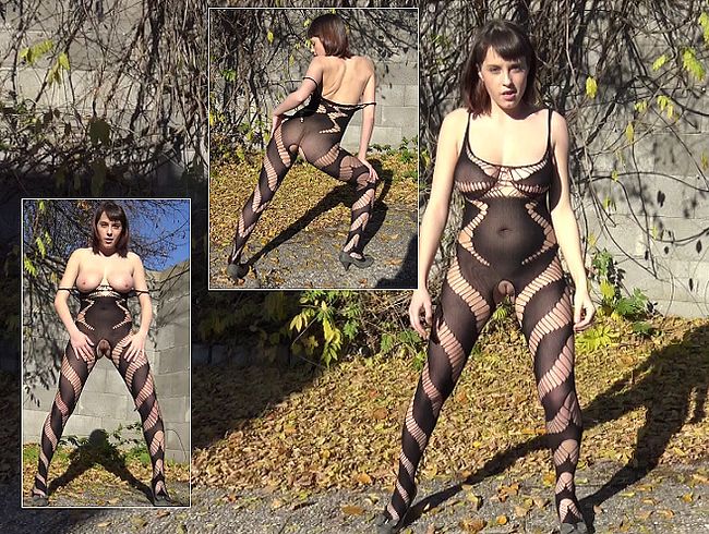 In einem schwarzen Catsuit