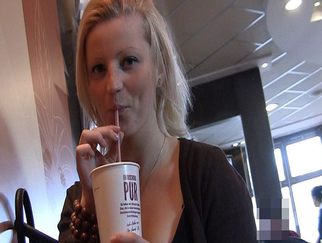 Sperma Snack für naives Blondchen