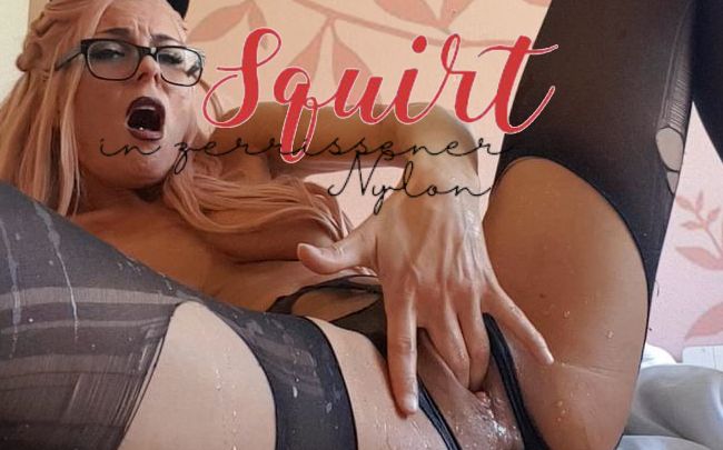 Squirt in zerrissener Nylon