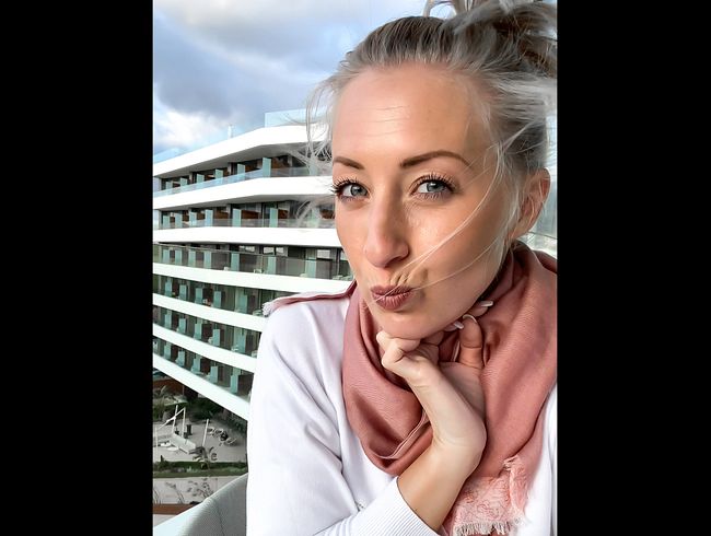 Auf Mallorca öffentlich auf dem Hotelbalkon gefingert und gekommen