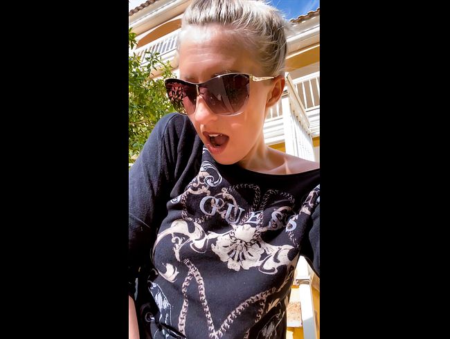 Vorm Wohnhaus voll unterm Röckchen masturbiert :-p