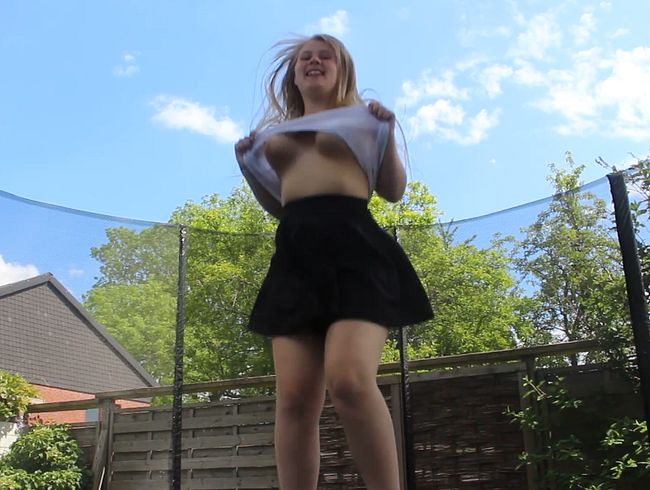 Geile Action auf dem Trampolin - Meine dicken Titten hüpfen!
