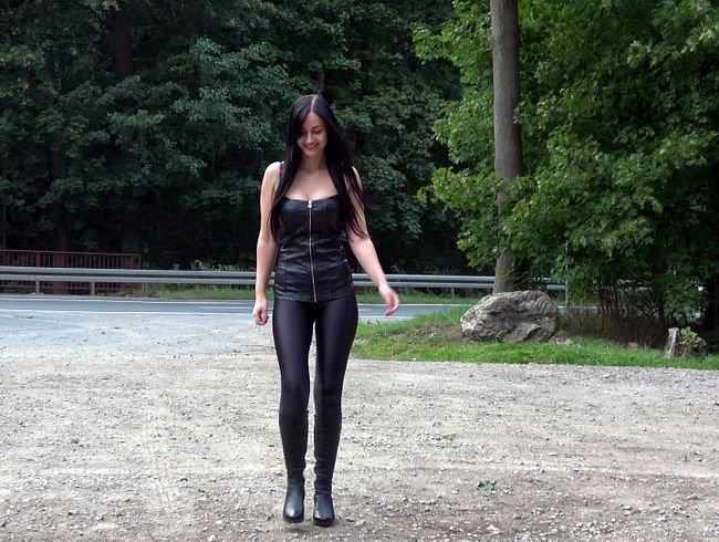 Die gebuchte Lederstiefelschlampe blank gefickt!!!