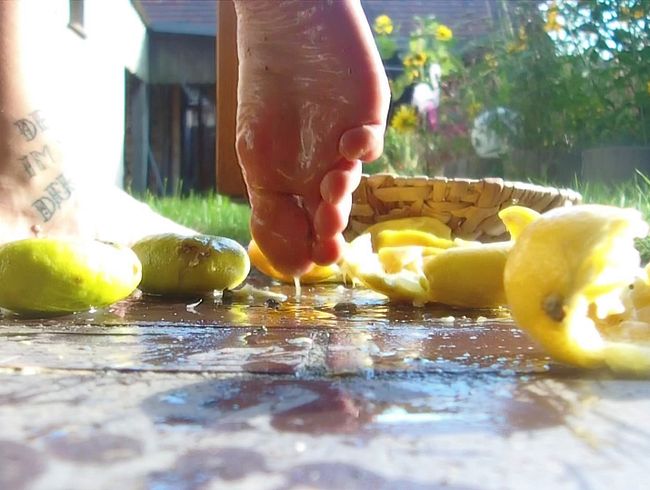 Pretty Crushed Summer - Spritzende Zitrusfrüchte unter nackten Füßen