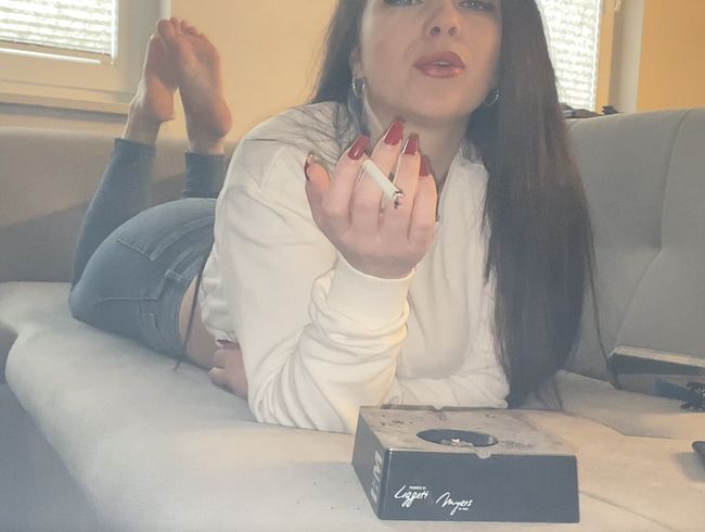 Rauchende Fußgöttin.