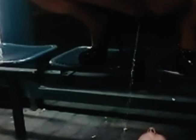 An der Haltestelle das Sklavenvieh  voll gepisst