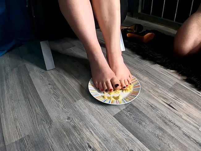 Das perfekte Sklaven Mahl für Fuß Fetis