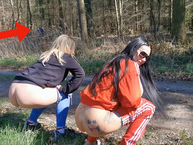 Der SPANNER!! Er filmt uns beim Pinkeln!!