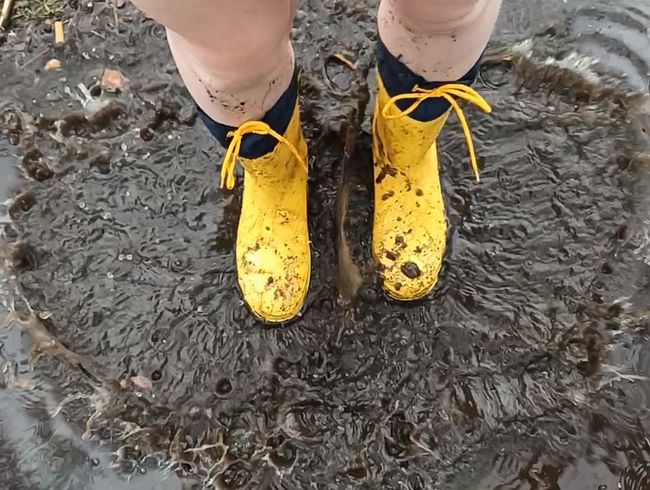 Ich werde angestarrt! Gelber Regenmantel, aber nichts drunter