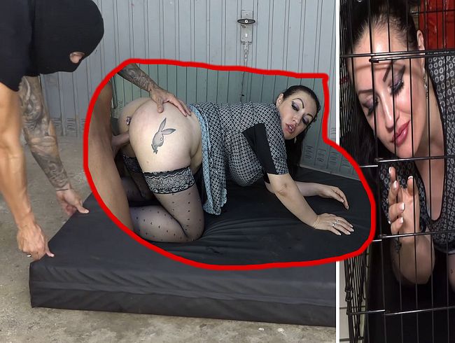 Aus dem Käfig geholt und AO gefickt mit plug im Arsch