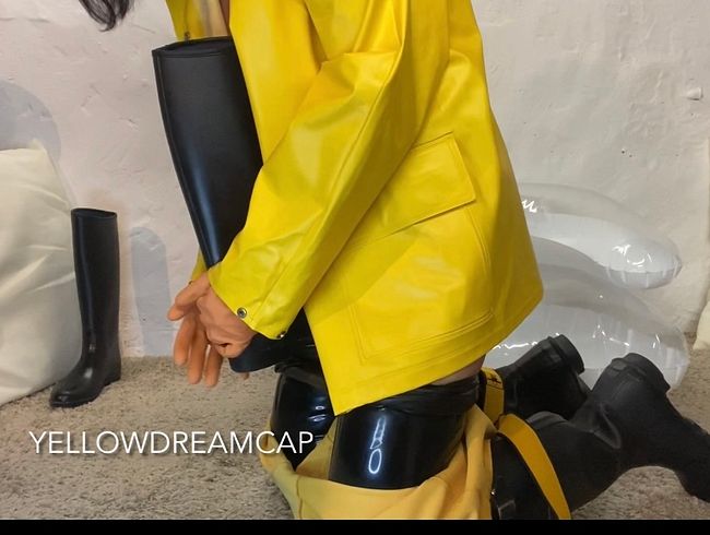 Latex Farmerrain Muschi an geilen Gummistiefeln gerieben