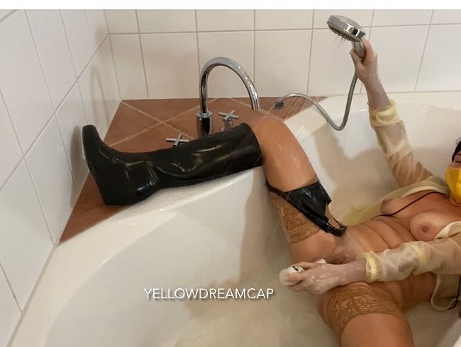 Badesession mit Latex und Nylon in Hunter Gummistiefel
