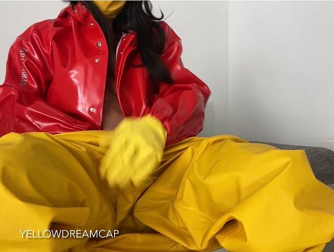Hot rubber session in gelb rotem Gummi
