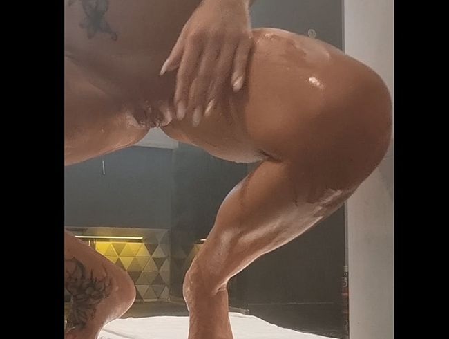 Stalk mich in der Dusche ! Ich liebe es mit dem Duschkopf zu spielen! Spielst du mit ?