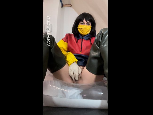Geiles feeling mit meinen großen Gummihandschuhen in der Fotze und Watstiefeln