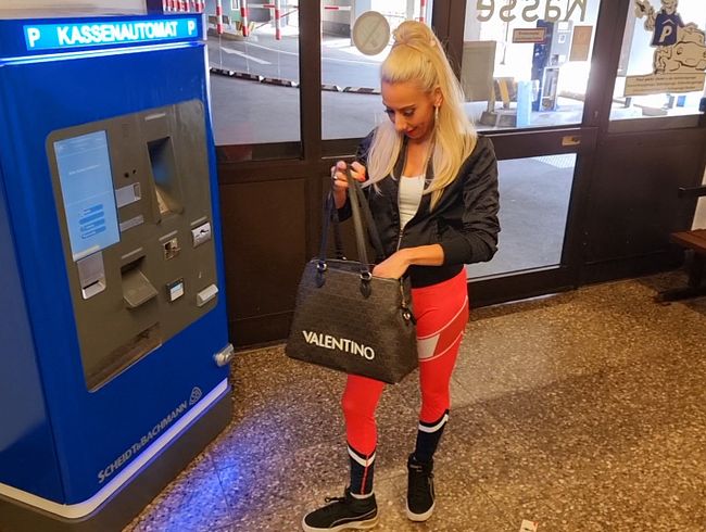 Abgefickt im Parkhaus, für ein Parkticket