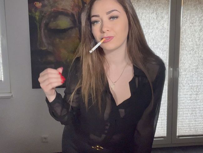 Rauchende Lady erteilt dir Wichsbefehle