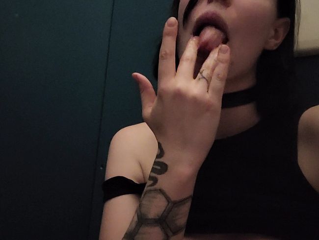 Völlig schamlos auf dem Herrenklo