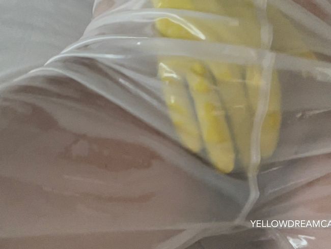 Meine feuchte Muschi im  transparenten PVC Anzug mit dem Massagestab verwöhnt