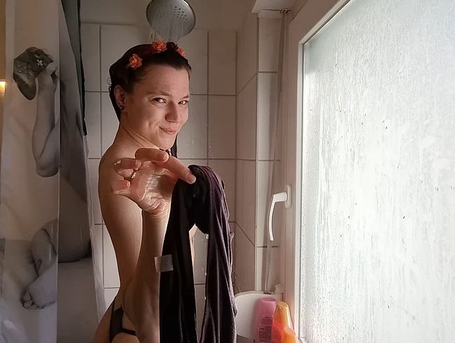 Upsi…PEINLICHER UNFALL unter der Dusche !! - UNCUT
