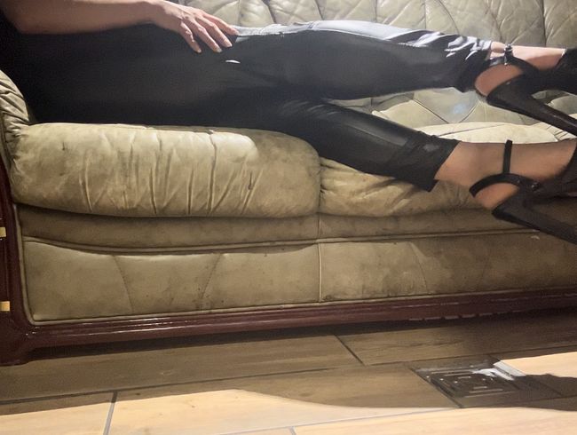 Leck meine Füße und Highheels und wichse deinen Schwanz für mich